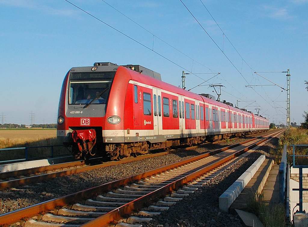 Salut dem TF der S11 der mir so freundlich zuwinkte, als er mit dem 423 699-8 an diesem Tag schon zum zweiten Mal den Fotografen passierte. 9.9.2012