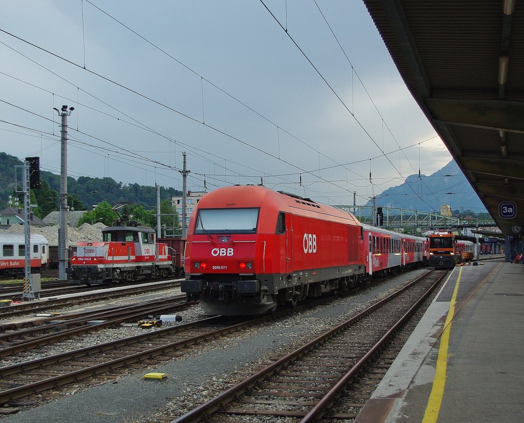 Salzburg: Whrend auf Gleis 3 gearbeitet wird schiebt 2016 061 einen Regionalzug vorbei. Im Hintergrund kommt 1163 011-8 mit ein paar Gterwagen. Aufgenommen am 12.07.2010.
