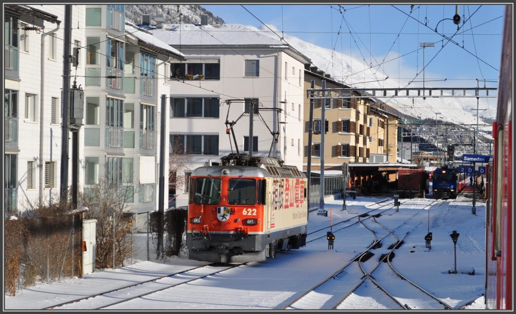 Samedan ist berchtigt als Klteloch des Engadins, sodass man die Stromabnehmer auch bei lngeren Wartezeiten mit Vorteil an der Fahrleitung lsst. Ge 4/4 II 622  Arosa . (08.12.2011)