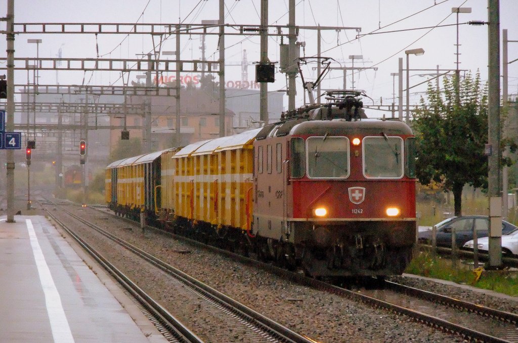 Samstagabend-Postzug, bespannt mit der Re 4/4 11242 am 14.8.2010 bei miserabelstem Wetter in Gossau SG. 