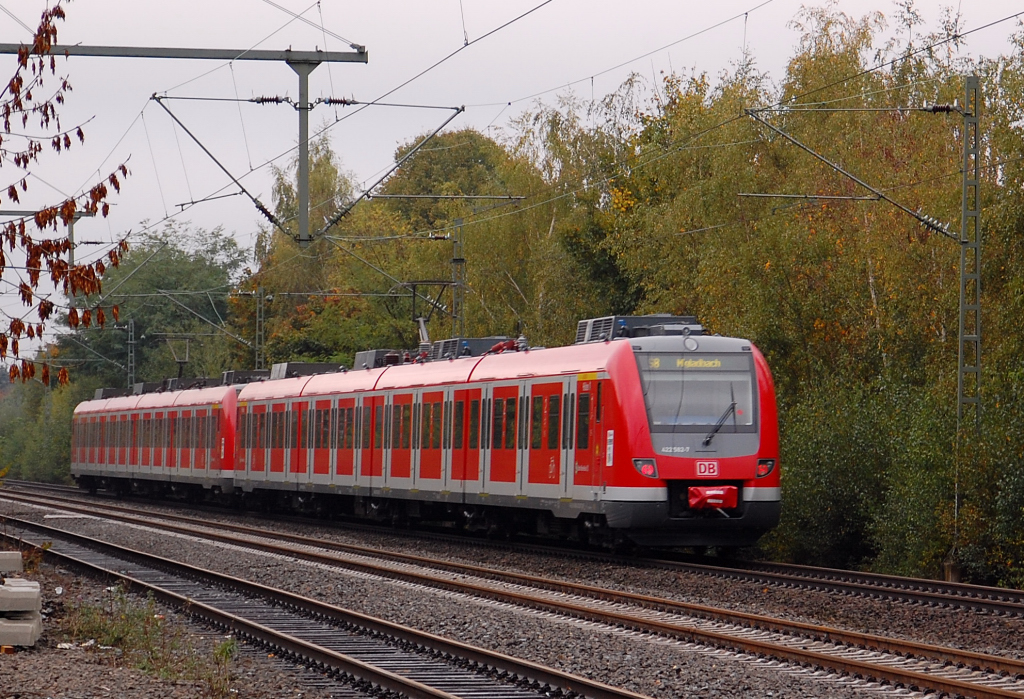 Samstagmittag eine Doppeleinheit S8 bestehend aus 422 573-4/582-7 auf dem Weg nach Mnchengladbach. 16.10.2010 