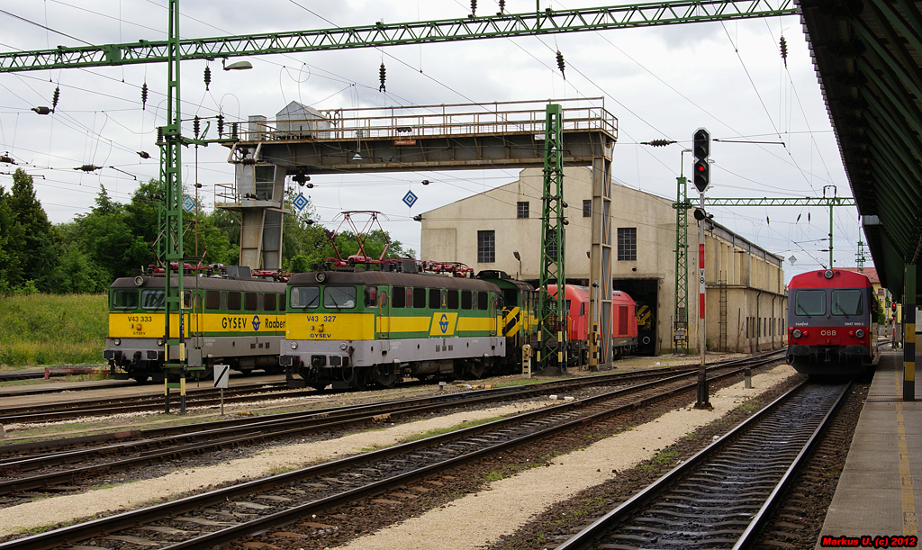 Samstagsruhe in der Zugfrderung Sopron. Nebenan an Bahnsteig 7b wartet 5047 090  Manfred  auf die Abfahrt als REX7748 nach Wiener Neustadt Hbf, 09.06.2012.