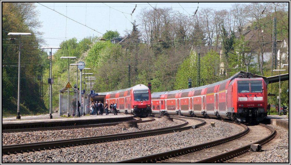 Samstagsszenario am Bahnhof in Eschweiler (Rhl). Bildlich festgehalten Anfang Mai 2013. Jetzt zeigt der Frhling so langsam seine Farben. Verkehrsrot geht es auf den Gleisen zu.