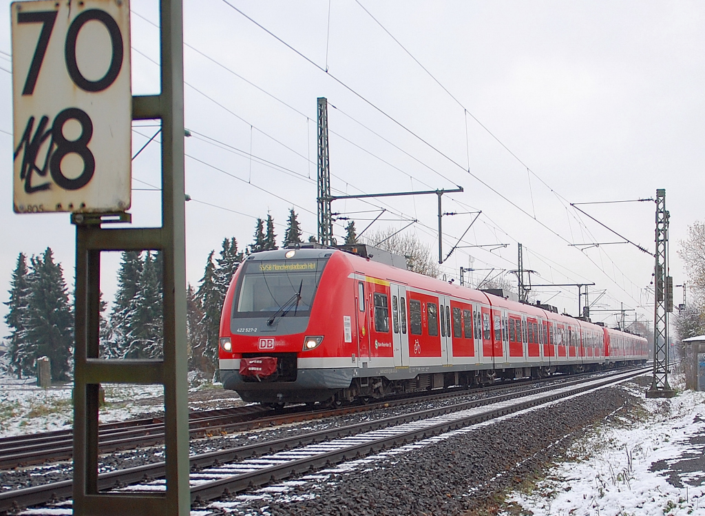 Samstagvormittag in Kleinenbroich 422 527-2 und ein weiterer 422ziger verlassen den Bahnhof nach Mnchengladbach. 27.11.2010