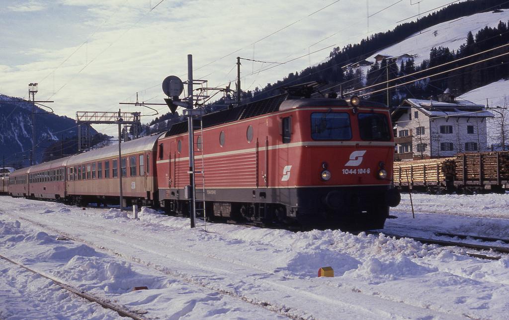 San Candido / Innichen am 21.1.1991
BB Elektrolok 1044.104 hat den Puztatal Express 433 bernommen und fhrt nun
in Richtung Zielbahnhof Lienz aus. 