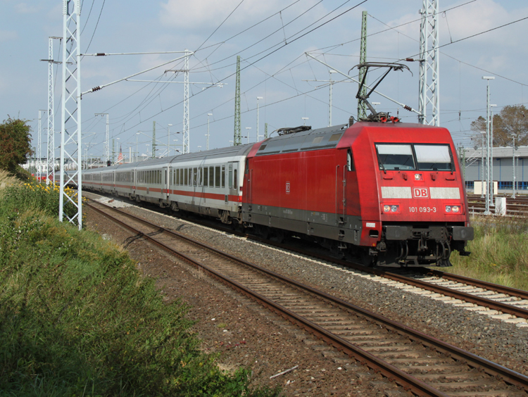 Sandwich-Alarm:101 093-3+120 112-8(hinten)mit IC2209 von Warnemnde nach Mnchen Hbf kurz nach der Ausfahrt im Rostocker Hbf.24.09.2011