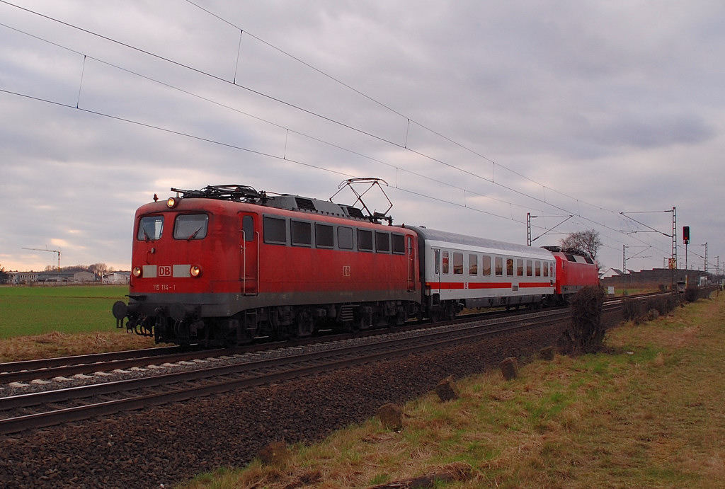 Sandwich mal anders! Vorne die 115 114-1 der IC-Wagen in der Mitten und hinten die 120 113-6 am 11.3.2012 bei Allerheiligen gesehen.