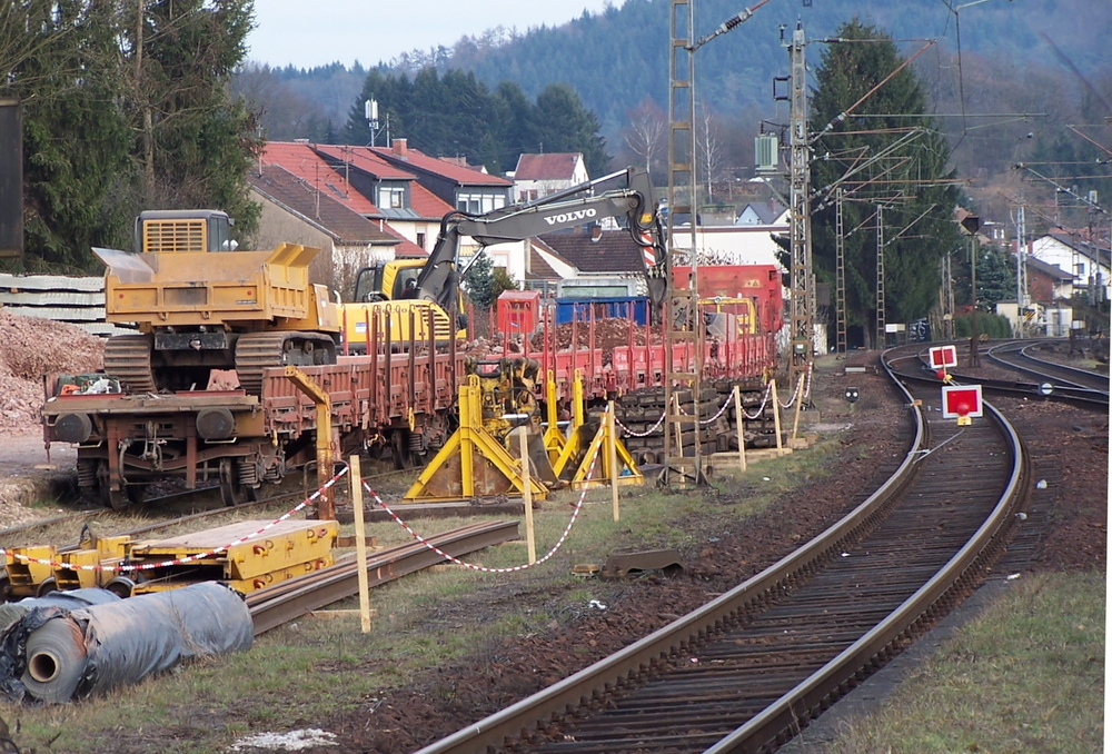 Sanierung Mettlacher Tunnel - Ein Durchgangsgleis im Tunnel wurde abwechselnd gesperrt.

Am 17 Mrz 2010 wurde fleiig gearbeitet. Hier in Besseringen bei der Schotterverladung.

KBS 685 Besseringen Saar.
Nach der Sanierung des Tunnels wurde das Abstellgleis im Besseringen im allgemeinen Rckbauwahn der DB abgebaut.