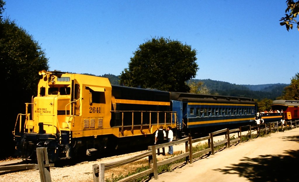 Santa Cruz, Big Trees & Pacific RR Nr. 2641, eine CF7 am 25. August 1988 in Felton. Bei der Lokomotive handelt es sich um einen Umbau von Santa Fe aus der F3 Nr. 20.