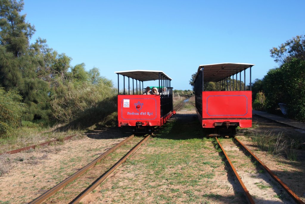 SANTA LUZIA de Tavira (Distrikt Faro), 17.02.2010, die Inselbahn in Richtung Festland passiert einen abgestellten Wagen