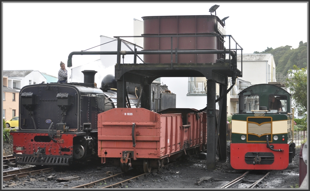 SAR NGG 16 Class Garratt Nr 87 wird fr die Rckfahrt nach Caernarfon in Porthmadog mit frischem Wasser  betankt . (04.09.2012)