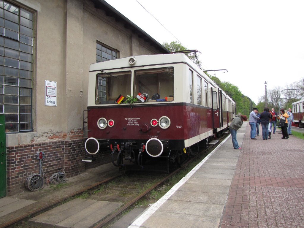 Sasionauftakt im Mai 2010 in Buckow, die Eisenbahnfreunde sind mit viel Liebe bei der Arbeit.Und ein Besuch lohnt immer.