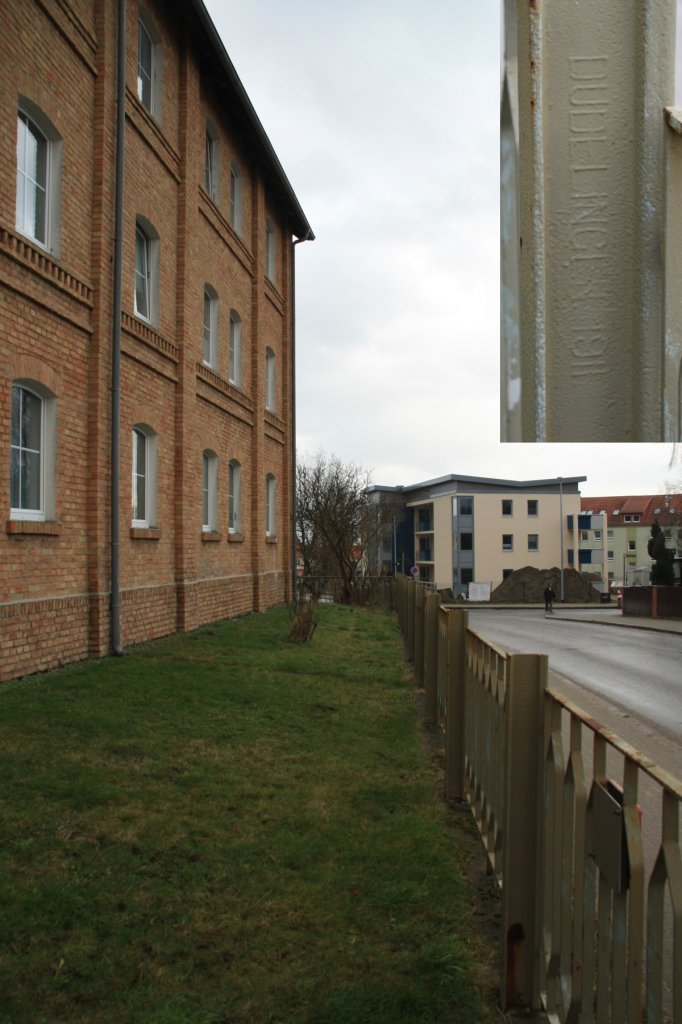Sassnitz 27.12.2012 Bahnnebengebude mit Zaun aus alten Schienen aus Luxemburg, Eisenhtten-AG Ddelingen 1911.