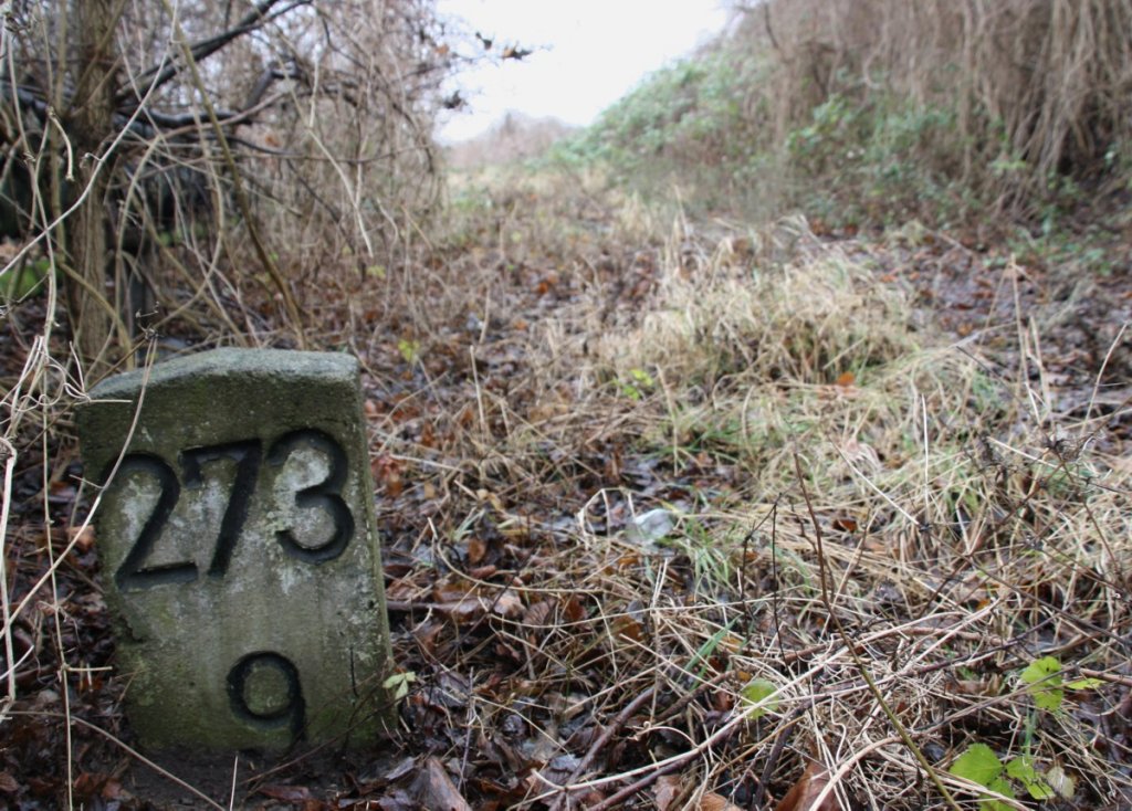 Sassnitz, 27.12.2012. Letzter auffindbarer Kilometerstein der 1897 erffneten und 2000 stillgelegten Hafenstrecke. Blickrichtung Sassnitz. 273.9 km bis Berlin Eberswalder Str!