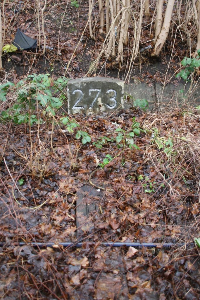 Sassnitz, 27.12.2012. Mein erster Kilometerstein quer zum Gleis. Links nach Sassnitz Hafen. Hafenstrecke 1897 - 2000.
