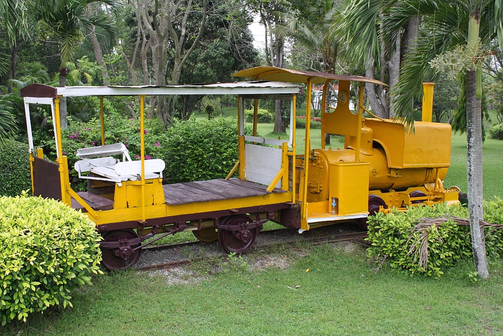Satteltanklok Nr. 2 (Bst-n2, 750mm, Kerr Stuart/UK, Bauj. 1915, Fabr.Nr. 2387) der ehemaligen SRJ (Sri Maharacha Timber Company) aufgestellt beim Siam Country Club Pattaya am 17.Mrz 2011.