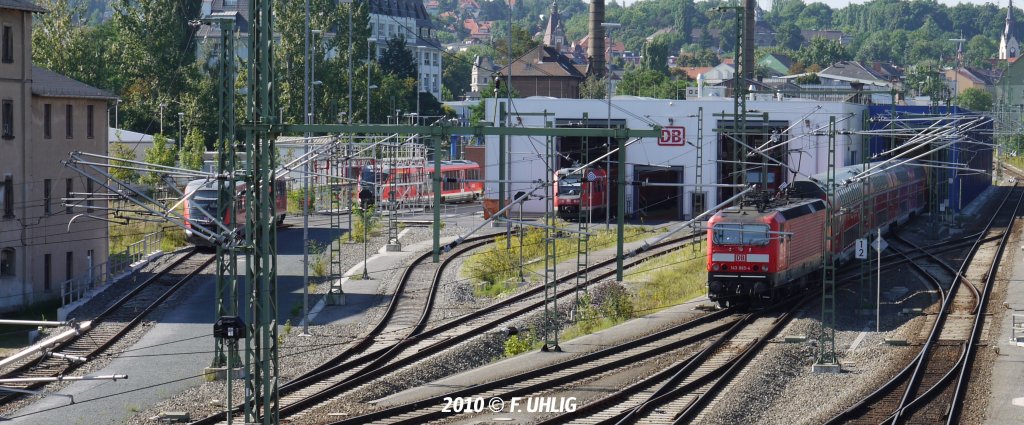 Saubere Ausfahrt – RegioDB BR143 zieht eine Dosto-Garnitur aus der Waschhalle der neuen Wartungsanlage Dresden-Altstadt an der Zwickauer Stra�e (20.08.2010). 