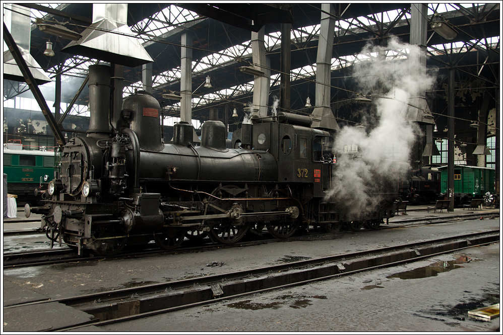 SB 17c 372 kocht Dampf fr die Fotoaufstellung im quasi leeren Schuppen der Heizhauses Strasshof, 22.9.2012