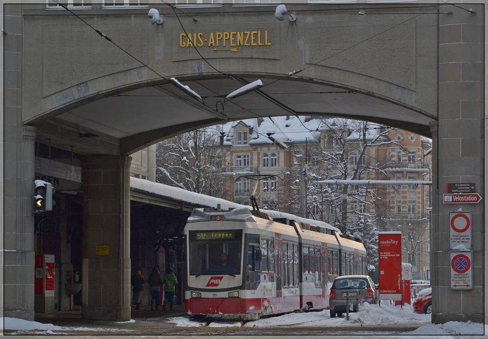  S'Bhnli  das hier auf das Abfahtssignal wartet, ist nicht der Zug, der nach Gais und Appenzell fhrt. Der Zug hier im Bild fhrt nach Speicher und Trogen. 
Februar, 2013.
