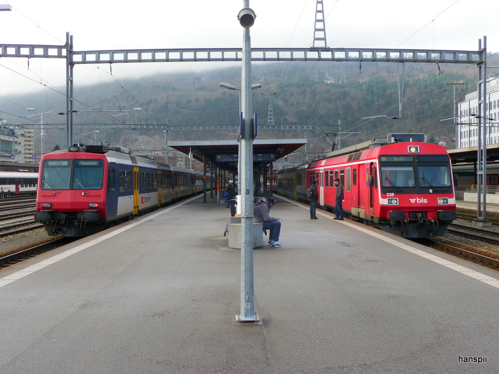 SBB / BLS - SBB Regio nach Neuchtel und bls Regio nach Belp im Bahnhof Biel am 21.12.2012