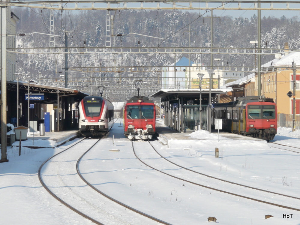 SBB / CJ 1435 mm  - Im Bahnhof Porrentruy der Triebzug RABe 522 207 und der CJ Triebwagen RBDe 4/4 560 141-2 sowie einem SBB NPZ Steuerwagen .. Bild vom 12.02.2012