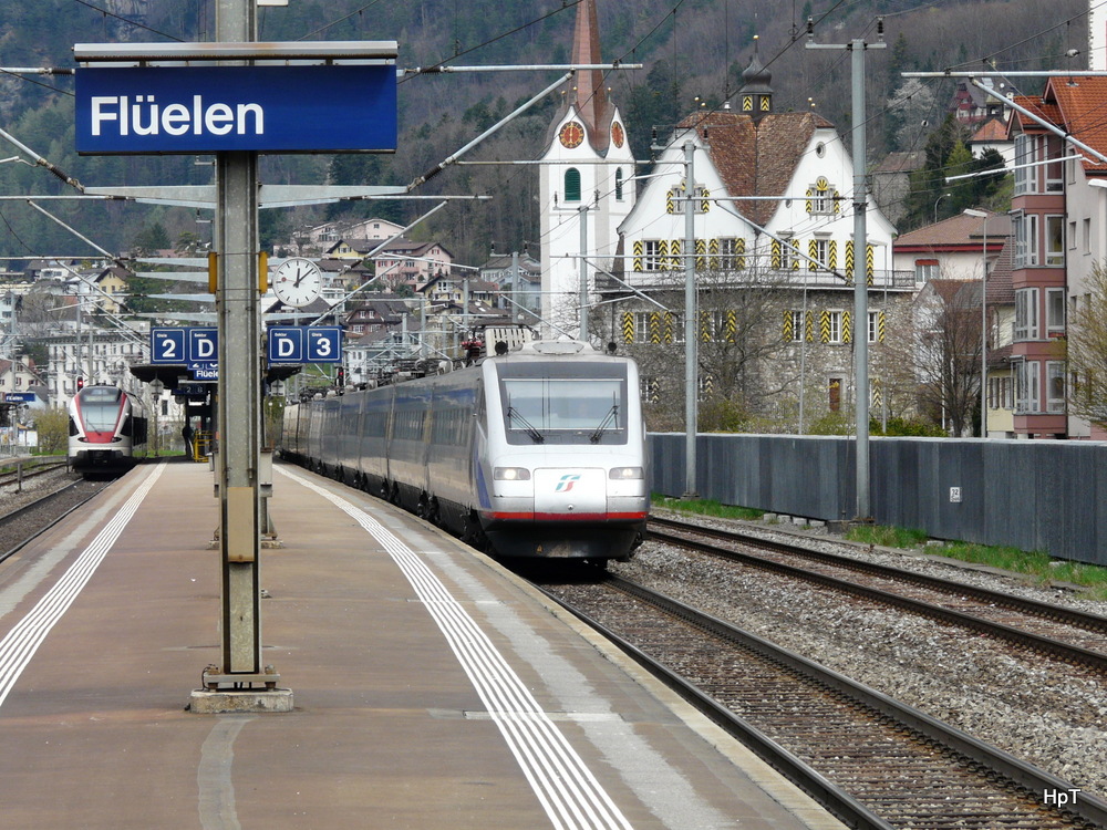 SBB / FS - Triebzug RABe 521 als Regio unterwegs nach Zug und ein ETR 470 der FS bei der Durchfahrt im Bahnhof Flelen am 09.04.2012