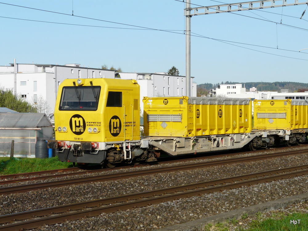 SBB / Marti - Gtersteuerwagen STmgmss-t  95 85 272 0901-8 im Bahnhofsareal von Mnchenbuchsee am 10.04.2011