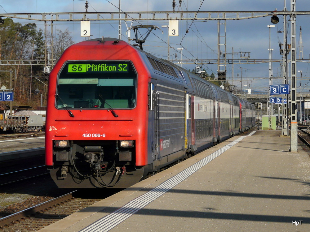 SBB / S-Bahn Zrich - Lok 450 066-6 unterwegs auf der Linie S5 bei der einfahrt im bahnhof Blach am 01.04.2011