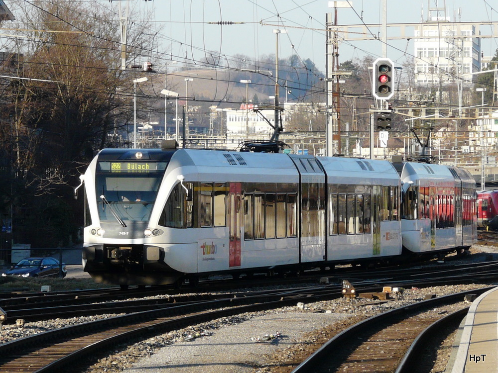 SBB / thurbo - Triebwagen RABe 2/6 526 749-7 und RABe 526 ... bei der einfahrt in den Bahnhof Schaffhausen am 01.03.2012