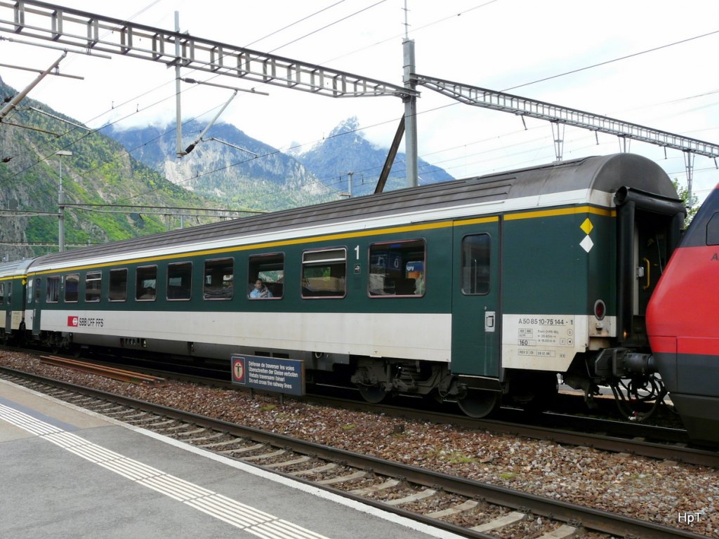 SBB - 1 Kl. Personenwagen A 50 85 10-75 144-1 in Martigny am 10.05.2010