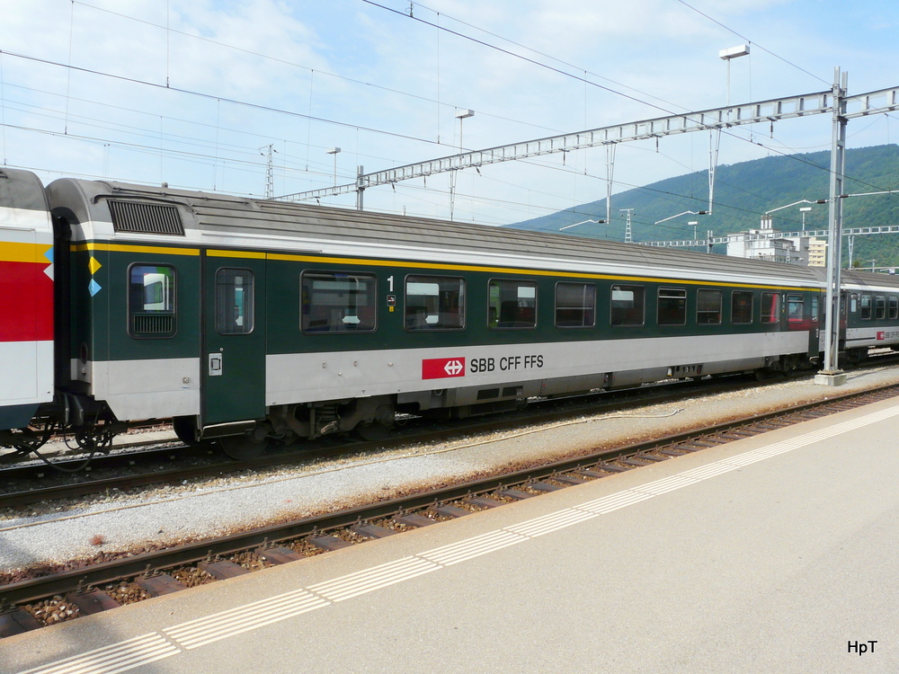 SBB - 1 Kl. Personenwagen  A 50 85 10-75 201-9 einer der letzten in Grn im Bahnhofsareal in Biel am 28.07.2012