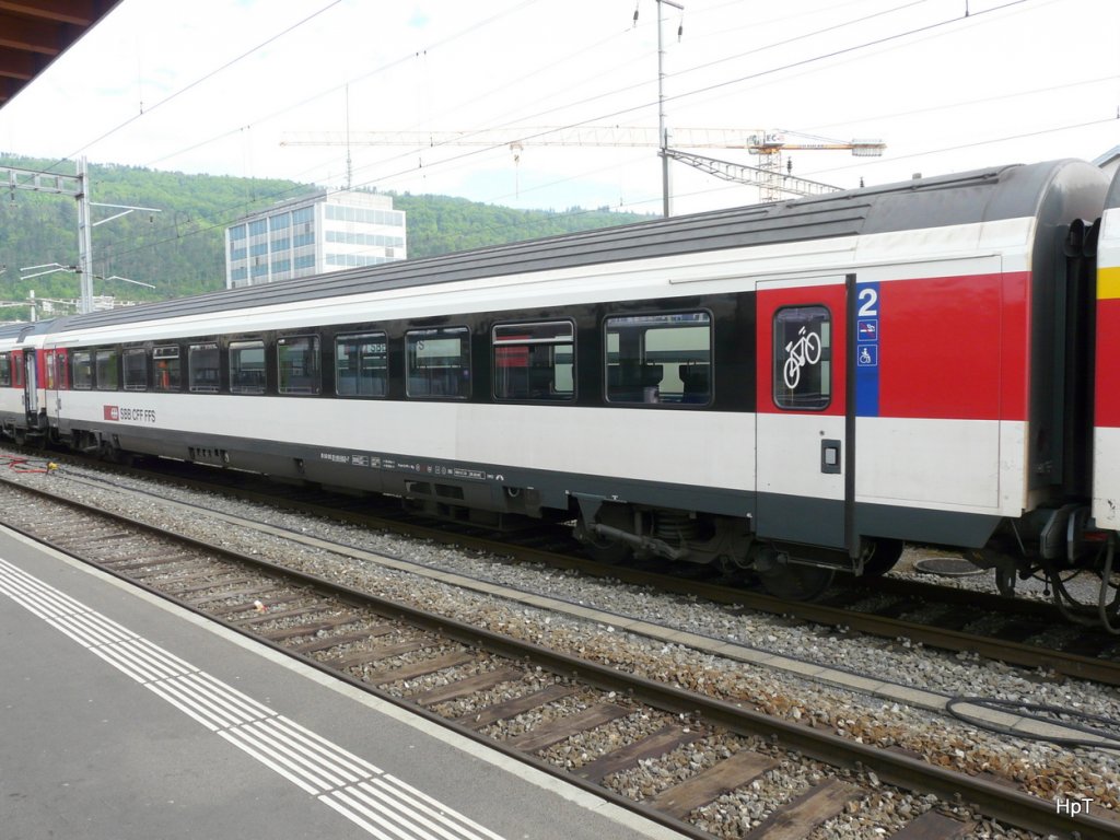 SBB - 2 Kl. Personenwagen B  50 85 21-95 053-7 in Biel am 12.05.2010