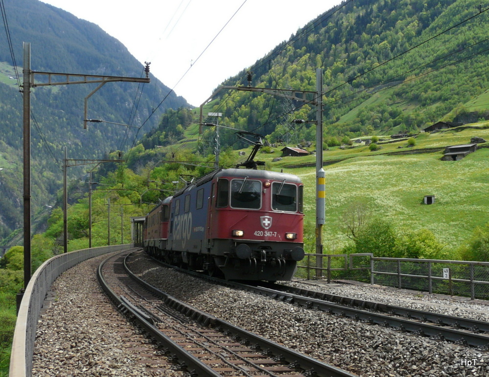 SBB - 420 347-7 + Re 6/6 + Re 4/4 vor Gterzug unterwegs bei Intschi am 08.05.2012