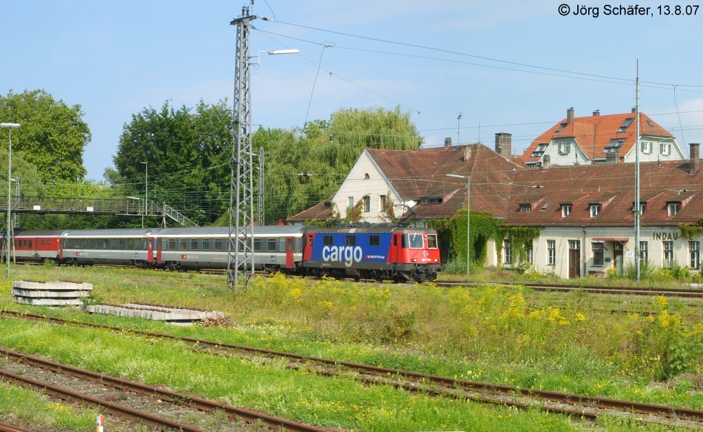 SBB-421 275 fhrt mit einem IC nach Zrich am 13.8.07 durch den Bahnhof Lindau-Reutin. 