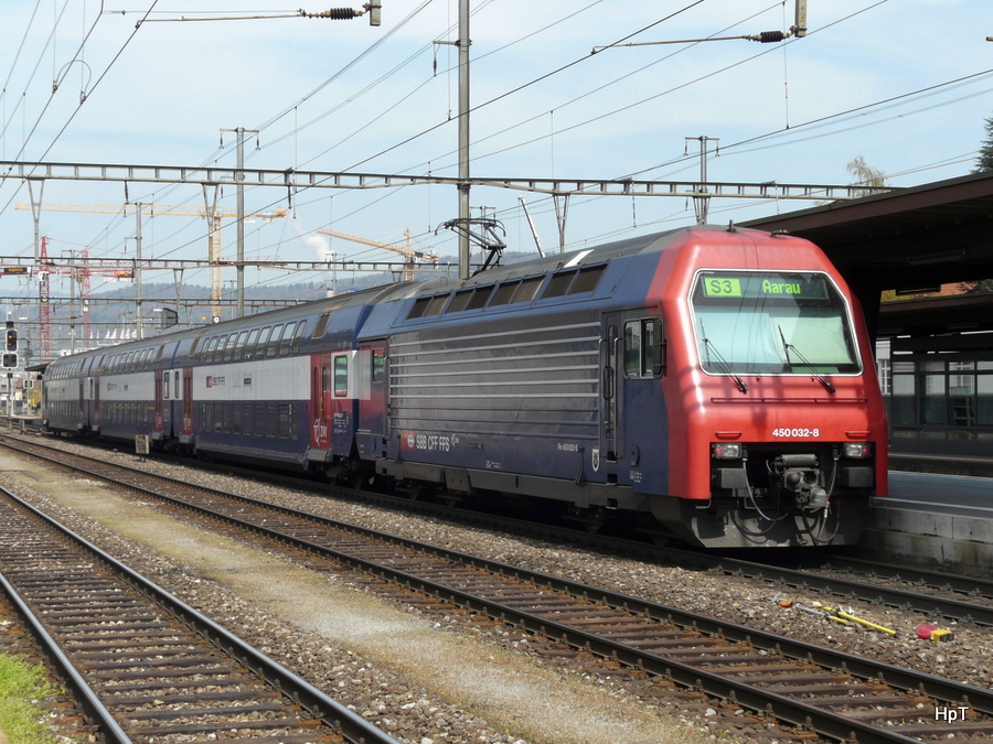 SBB - 450 032-8 Unterwegs nach Aarau im Bahnhof Dietikon am 22.04.2010