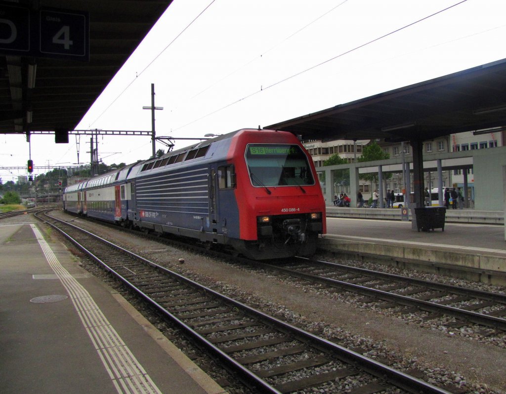 SBB 450 086-4 mit der S 16 von Thayngen nach Herrliberg-Feldmeilen, bei der Einfahrt in Schaffhausen; 22.06.2010