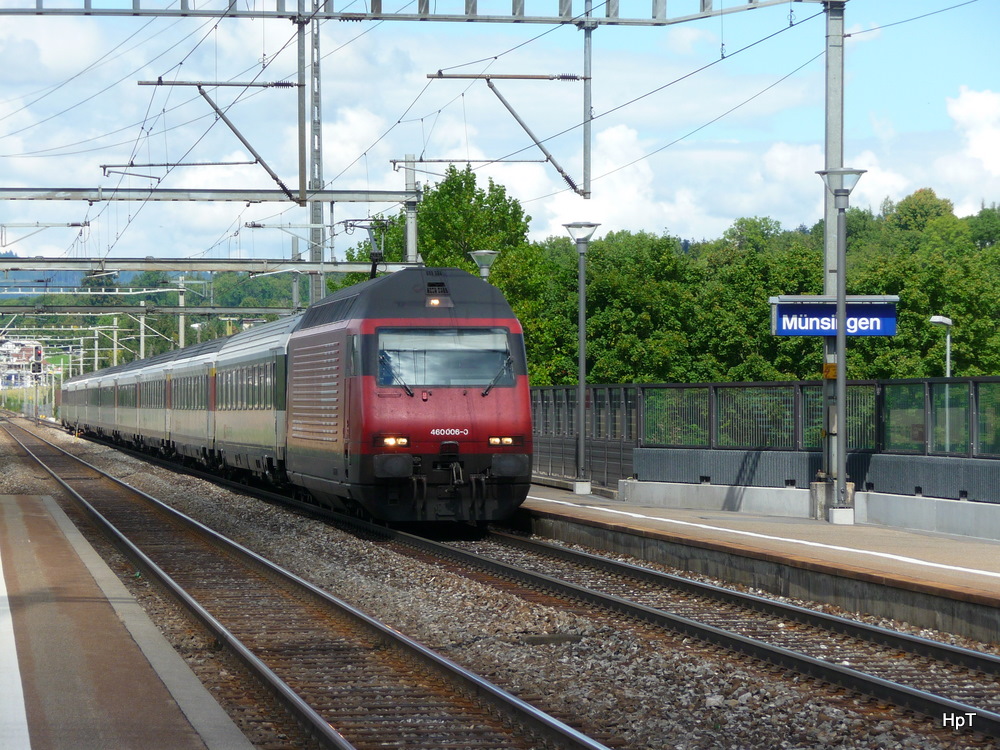 SBB - 460 006-0 mit IR bei der durchfahrt im Bahnhof Mnsingen am 10.09.2010