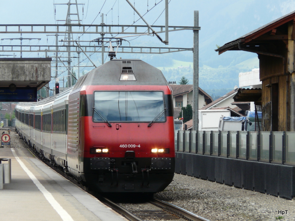 SBB - 460 009-4 mit IC bei der Durchfahrt im Bahnhof Uttigen am 25.06.2013