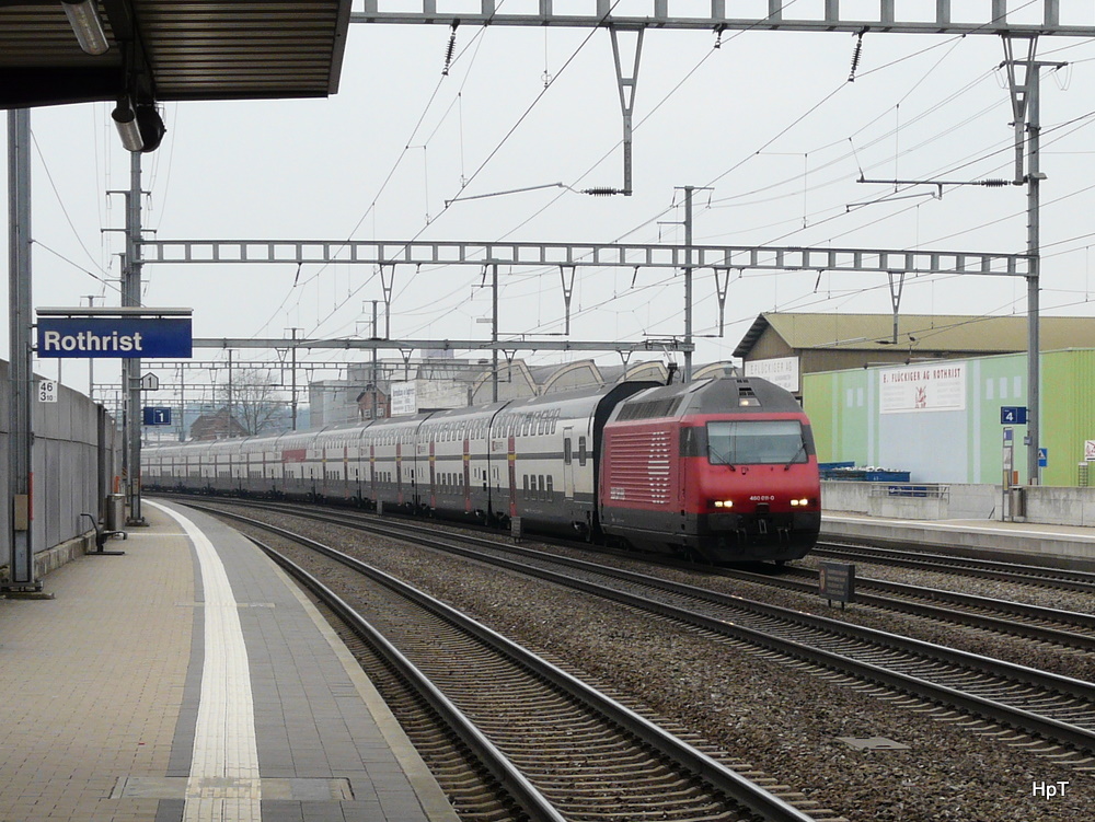 SBB - 460 011-0 vor IR bei der durchfahrt im Bahnhof Rothrist am 12.03.2011