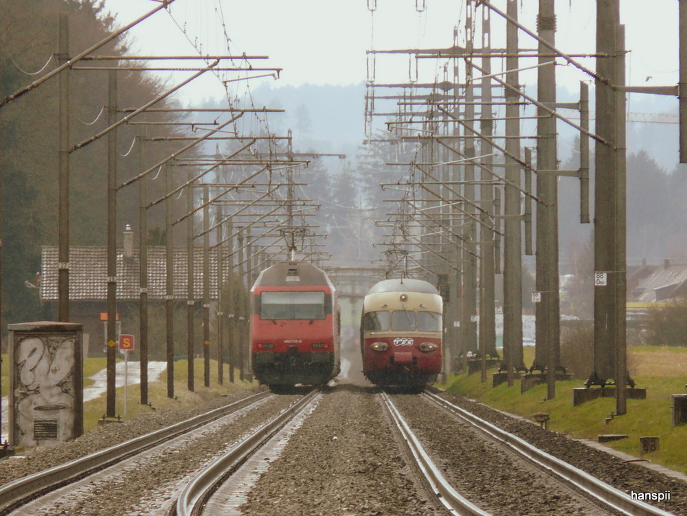 SBB - 460 012-8 mit RE unterwegs nach Bern und TEE RAe 1053 auf Extrafahrt bei Lyssach am 09.04.2013