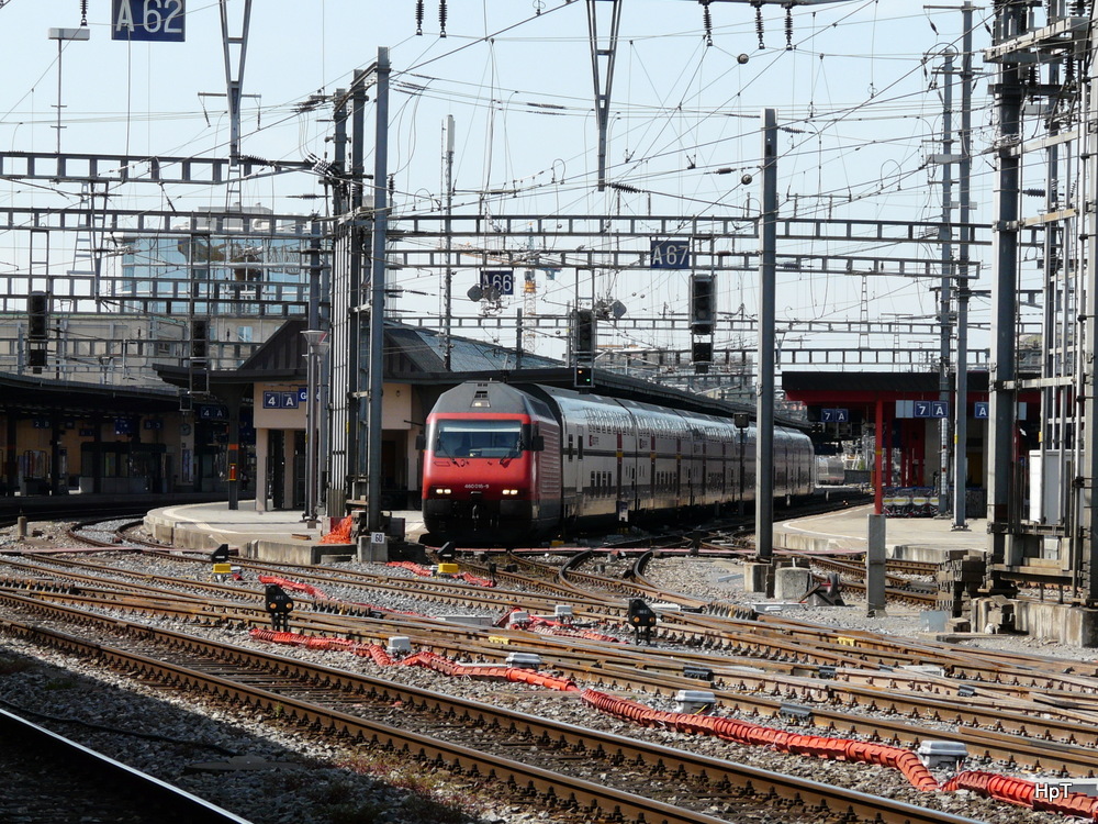SBB - 460 016-9 mit Schnellzug bei der ausfahrt aus dem Bahnhof in Genf am 20.05.2012