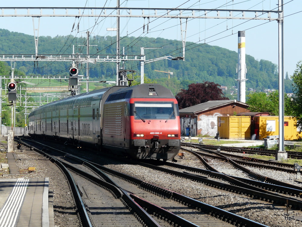 SBB - 460 016-9 vor Schnellzug bei der Durchfahrt im Bahnhof Liestal am 24.05.2010