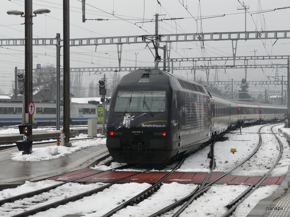 SBB - 460 019-3 bei Rangierfahrt im Bahnhof Biel am 15.12.2012