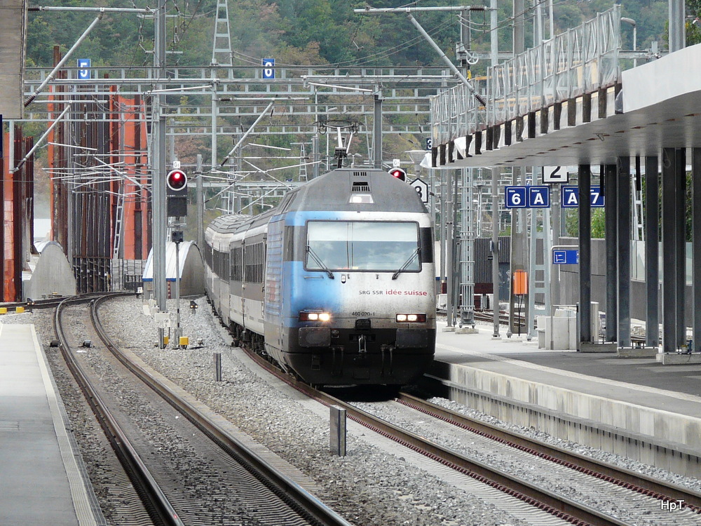 SBB - 460 020-1 mit IC bei der einfahrt in den Bahnhof Visp am 03.09.2012