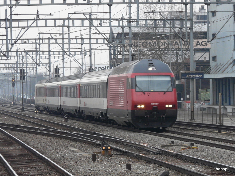 SBB - 460 020-1 mit Kurzzug 1 Kl, Wagen mit Dienstabteil + 2 Kl Wagen + 2 Kl. Wagen + 2 Kl. Steuerwagen bei der einfahrt in den Bahnhof Altstetten am 23.02.2013