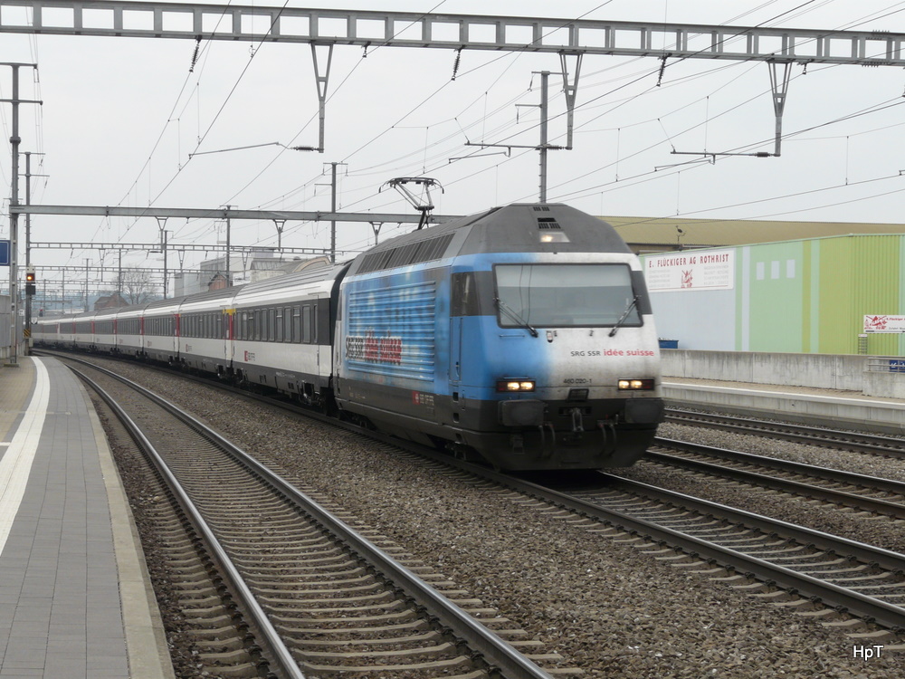 SBB - 460 020-1 vor IR bei der durchfahrt im Bahnhof Rothrist am 12.03.2011