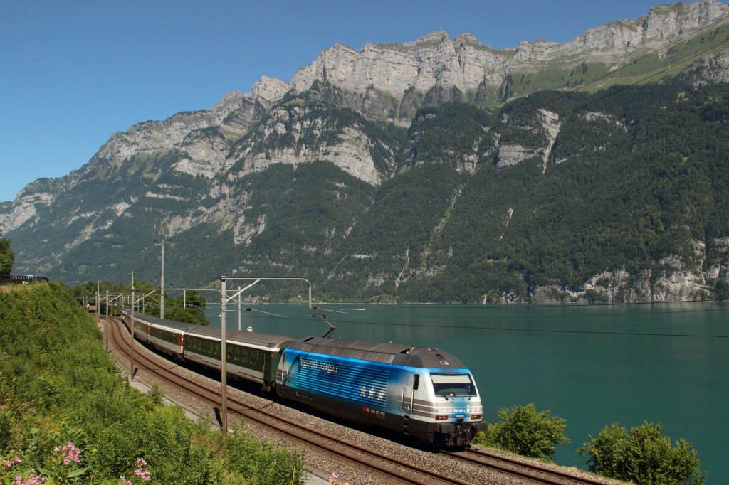 SBB 460 024-3  Zugkraft Aargau  zieht am 02.08.13 den IR 1767 von Basel nach Chur und ist hier vor der malerischen Kulisse des Walensees bei Mols festgehalten worden.