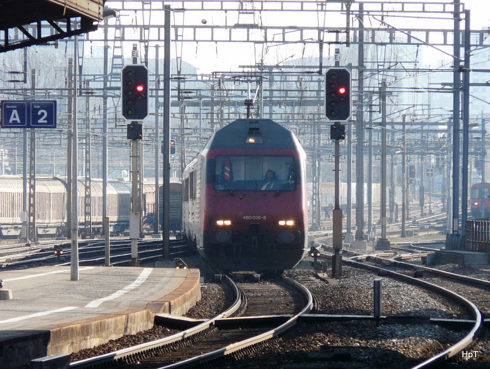 SBB - 460 026-8 vor IR bei der Durchfahrt im Bahnhof Renens am 22.01.2011