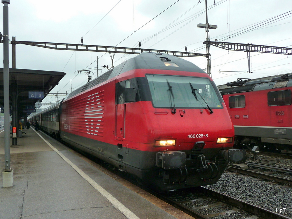 SBB - 460 026-8 vor RE im Bahnhof Langenthal am 30.08.2012
