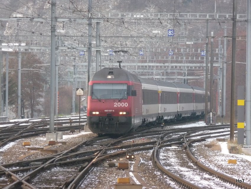 SBB - 460 027-6 vor IR im Bahnhofsareal von Biel am 18.12.2009